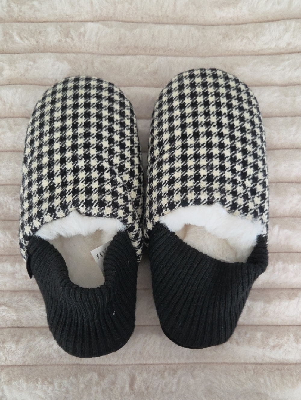 Women’s White Plush Slippers - Soft Indoor Comfort